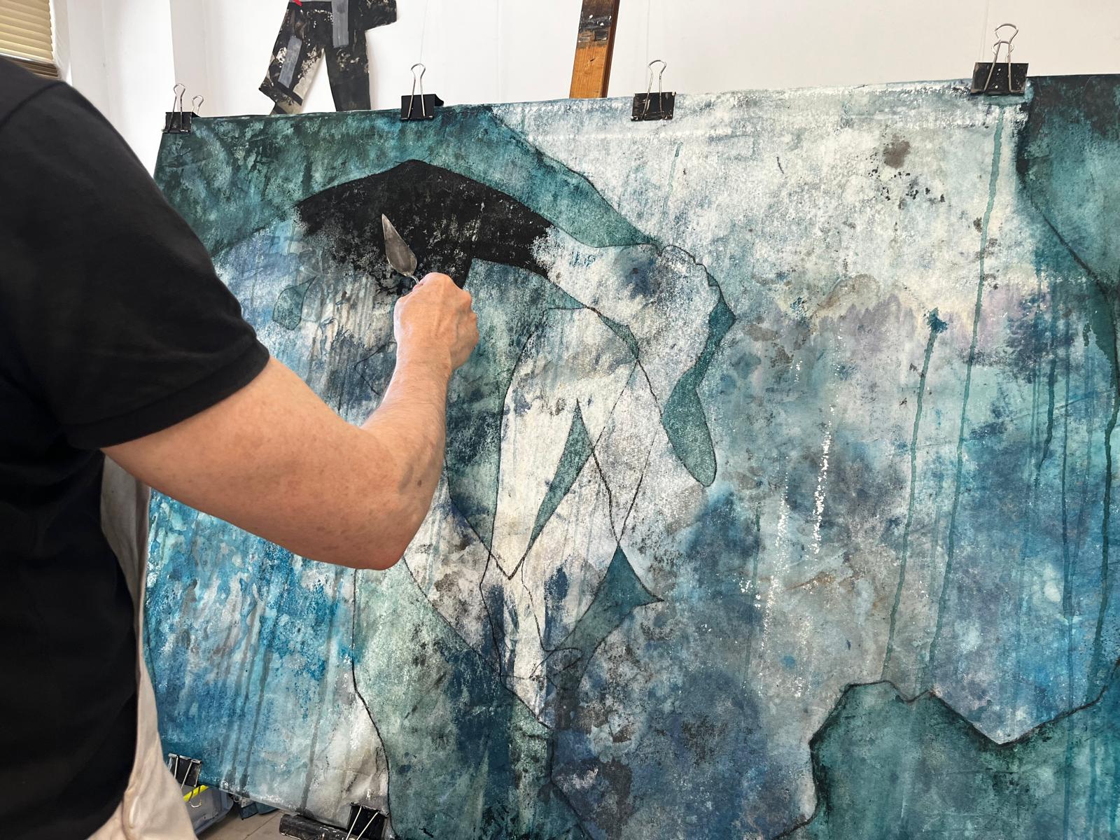 Chema Peñas pintando en el estudio